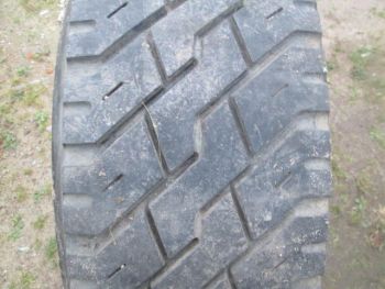 Opona ciężarowa używana 315 60R22.5 Continental BIEŻNIKOWANA 8056-0