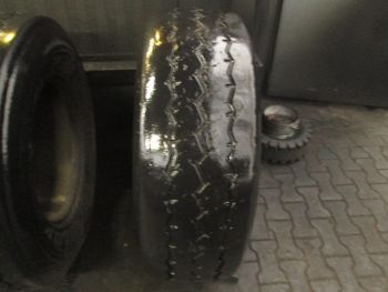 Opona ciężarowa używana 385 65R22.5 Bridgestone BIEŻNIKOWANA 41953-0